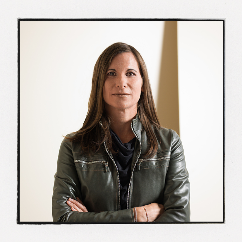 Portrait der Geschätsführerin DI Sabine Strohmeier-Dutzi in der Tischlerwerkstatt Strohmeier